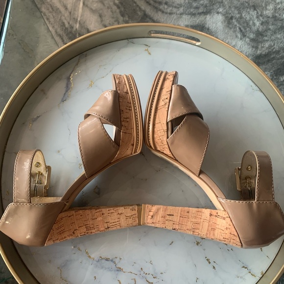 MIchael Kors beige platform sandals - Picture 3 of 4